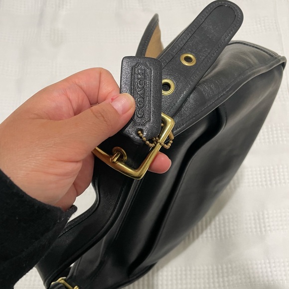 Elegant Black Leather Shoulder Bag - Picture 13 of 14